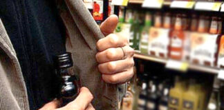 Furt de băuturi alcoolice din supermarket