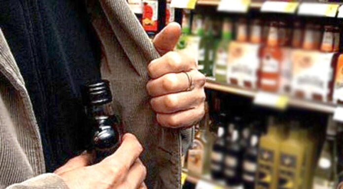 Furt de băuturi alcoolice din supermarket