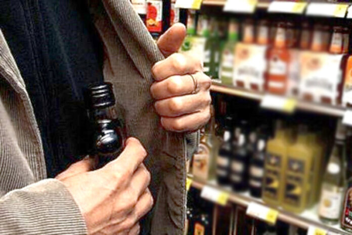 Furt de băuturi alcoolice din supermarket