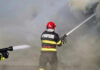 Incendiu puternic la o hală de producție a peleților din Târgu-Cărbunești