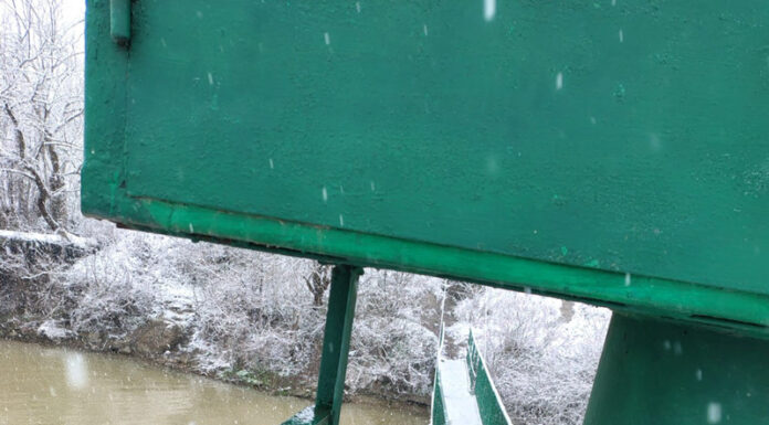 Angajații de la SE Ișalnița au colectat pelicula de ulei din Jiu, după avaria de săptămâna trecută