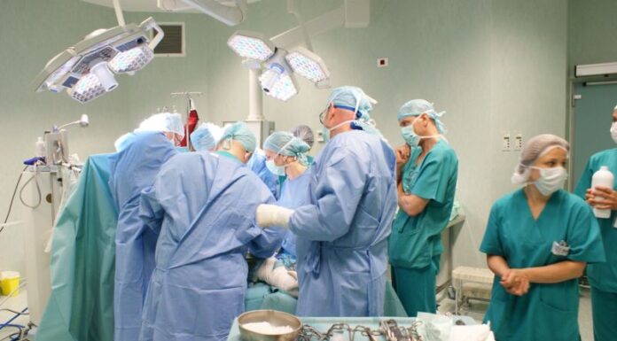 Reformă sau ipocrizie? Plata medicilor în funcție de performanță stârnește revoltă. Medic: „Fără standarde duble”