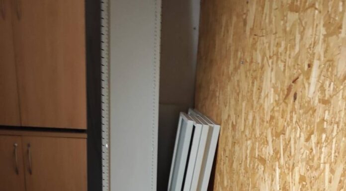 Ce au descoperit polițiștii locali la ultimul etaj al unui bloc din Târgu Jiu