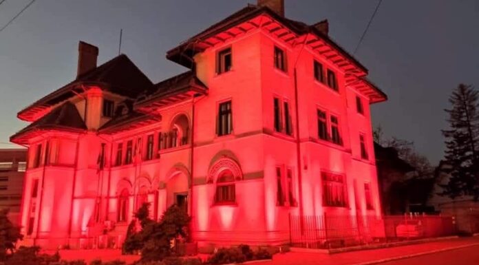 Clădirea Primăriei Târgu Jiu, iluminată în roșu