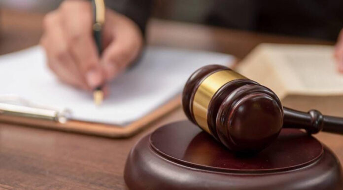 Prima sentință pentru bătrânul care l-a înjunghiat pe presupusul amant al soției