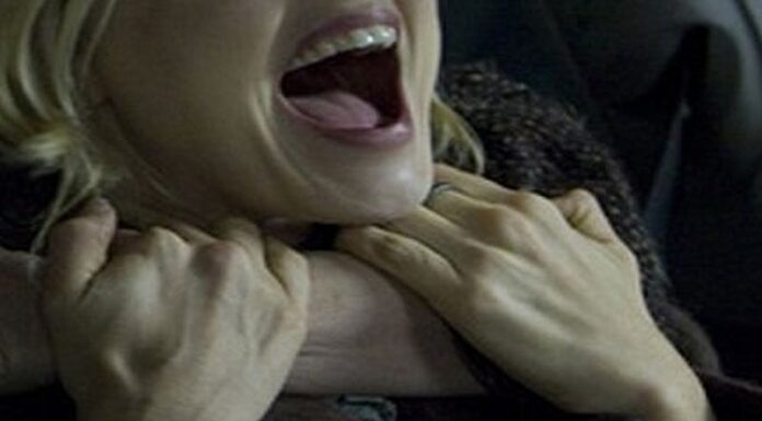 Femeie strânsă de gât de fostul iubit, în taxi