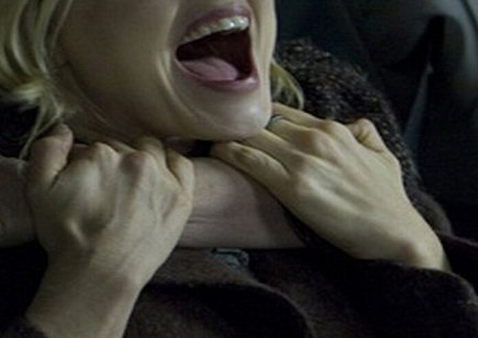 Femeie strânsă de gât de fostul iubit, în taxi