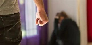 Minoră amenințată cu moartea de fostul iubit