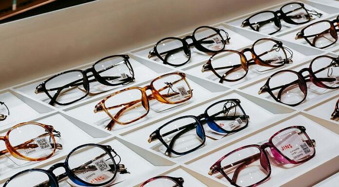 Ochelari de vedere, ochelari de soare și lentile de contact: cum îți construiești rutina completă pentru o vedere sănătoasă