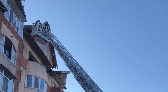 Fațadă de bloc desprinsă. Asociația de proprietari, amendată