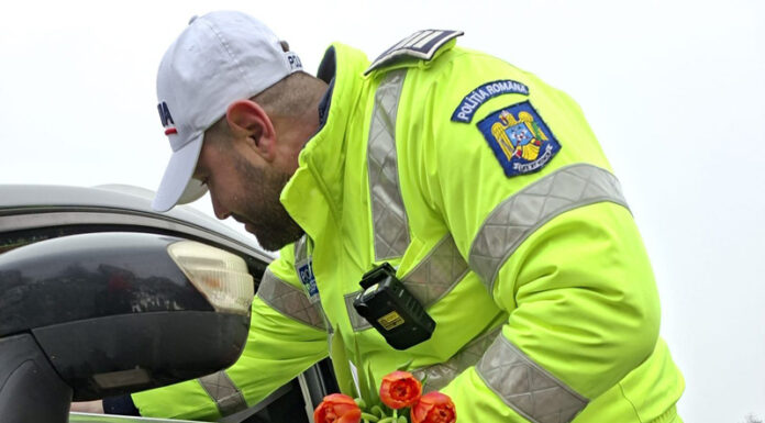 Flori oferite de polițiști, în trafic, de 1 Martie
