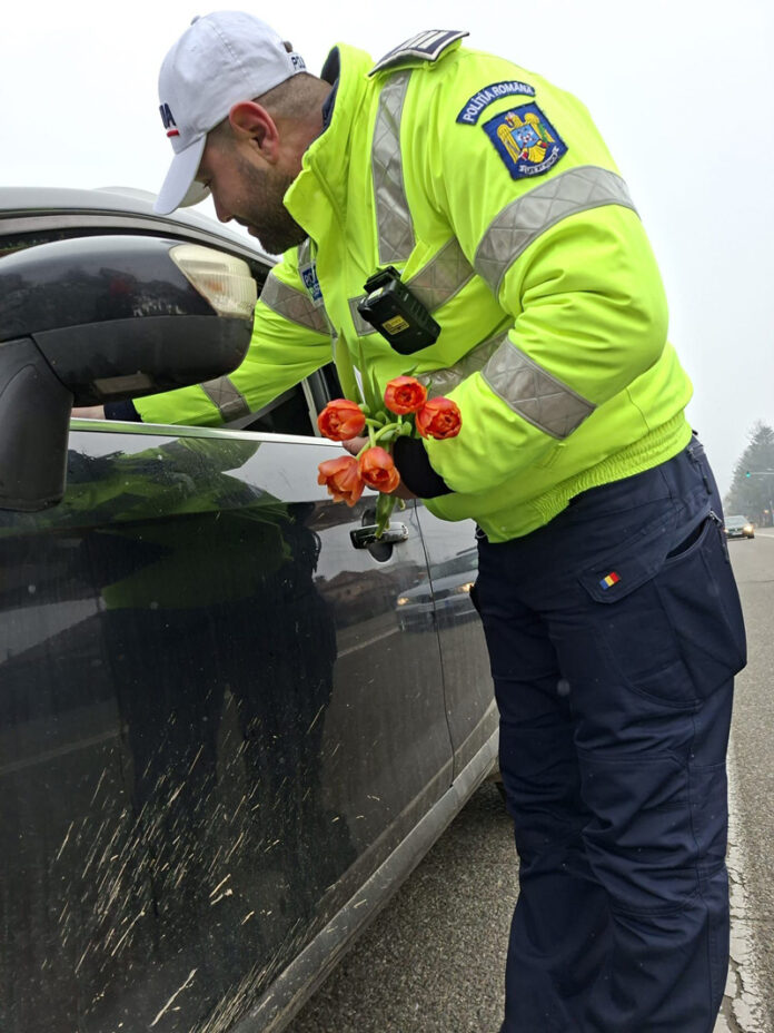 Flori oferite de polițiști, în trafic, de 1 Martie