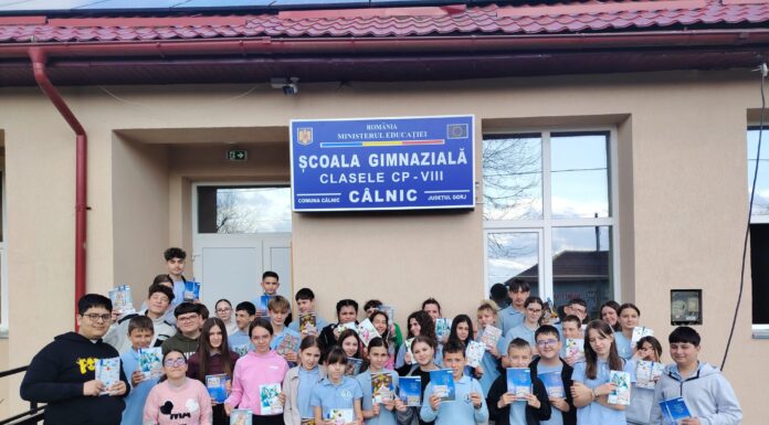 Elevii din Câlnic aduc bucurie copiilor nevoiași: jucării donate din suflet