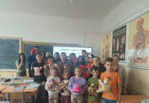 Copiii din Scoarța au oferit zâmbete, prin donații înainte de Paște