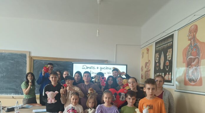 Copiii din Scoarța au oferit zâmbete, prin donații înainte de Paște