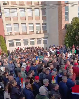 ACUM! Protest uriaș al minerilor CEO pe străzile din Târgu Jiu!