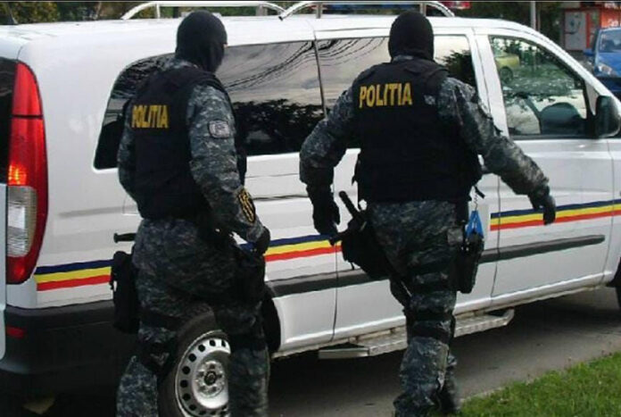 Scandal între vecini, încheiat cu reținere, din cauză că muzica era dată prea tare