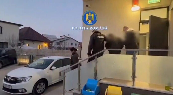 VIDEO: Reținut după ce a furat bani dintr-o mașină și a încercat să spargă, cu levierul, un aparat de efectuat plăți