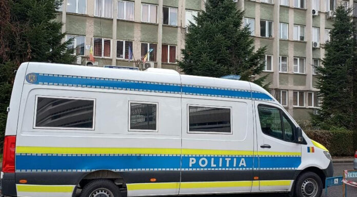 Reținut după ce și-a amenințat soția prin telefon