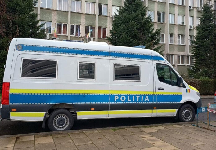 Reținut după ce și-a amenințat soția prin telefon