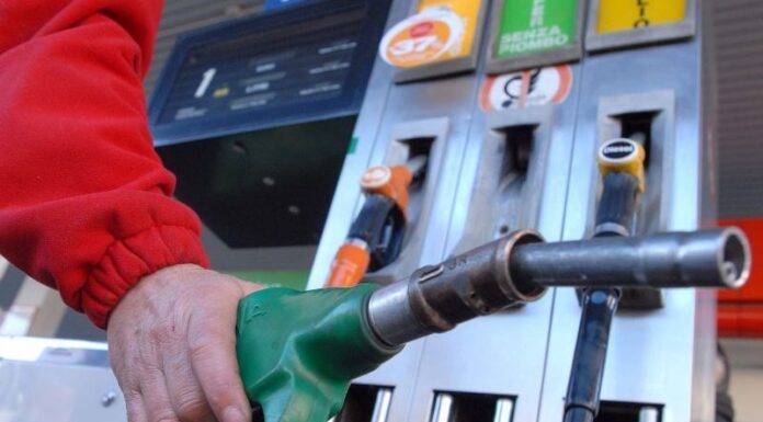 Carburanții, între volatilitate și promisiuni. Guvernul trebuie să acționeze rapid