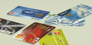 A folosit cardurile furate dintr-un autoturism parcat. Câți bani a cheltuit