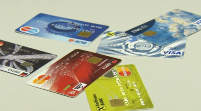 A folosit cardurile furate dintr-un autoturism parcat. Câți bani a cheltuit