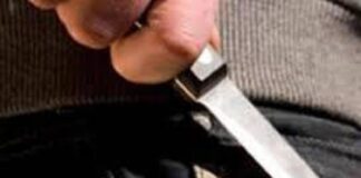 Bărbat băut și cu briceagul în mână, amendat pentru că nu a vrut să plece din bar