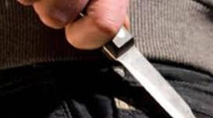 Bărbat băut și cu briceagul în mână, amendat pentru că nu a vrut să plece din bar