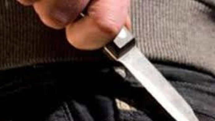 Bărbat băut și cu briceagul în mână, amendat pentru că nu a vrut să plece din bar