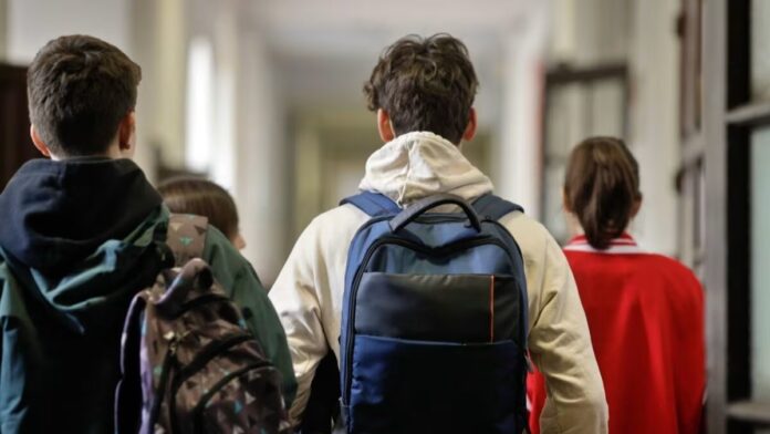 Educația de navetă: copiii care învață pe drumuri