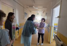 Le-a oferit flori pacientelor de la Oncologie. „Gesturile simple sunt cele care ne dau putere”