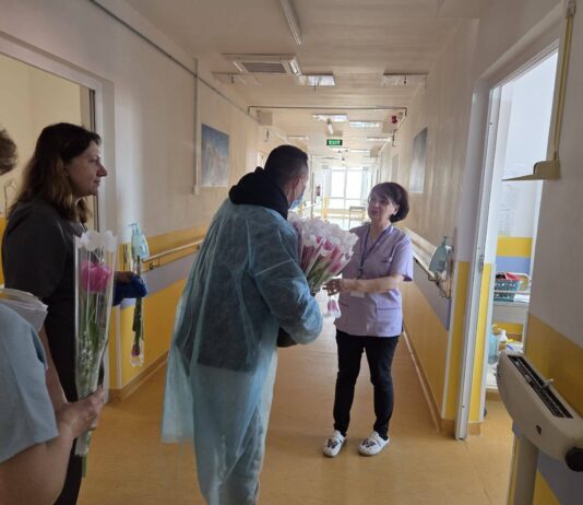 Le-a oferit flori pacientelor de la Oncologie. „Gesturile simple sunt cele care ne dau putere”