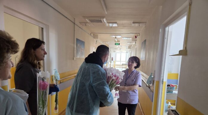 Le-a oferit flori pacientelor de la Oncologie. „Gesturile simple sunt cele care ne dau putere”