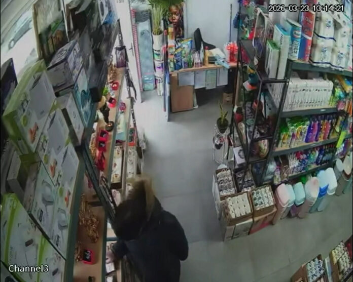 VIDEO: Filmată când fura o brățară!