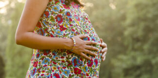 Fenomenul mamelor minore persistă în Gorj. DGASPC monitorizează zeci de cazuri