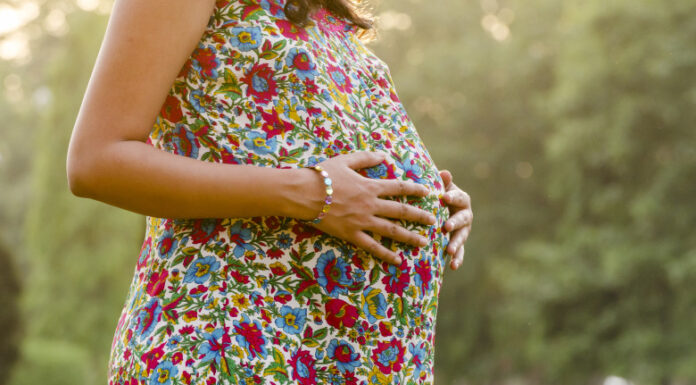 Fenomenul mamelor minore persistă în Gorj. DGASPC monitorizează zeci de cazuri