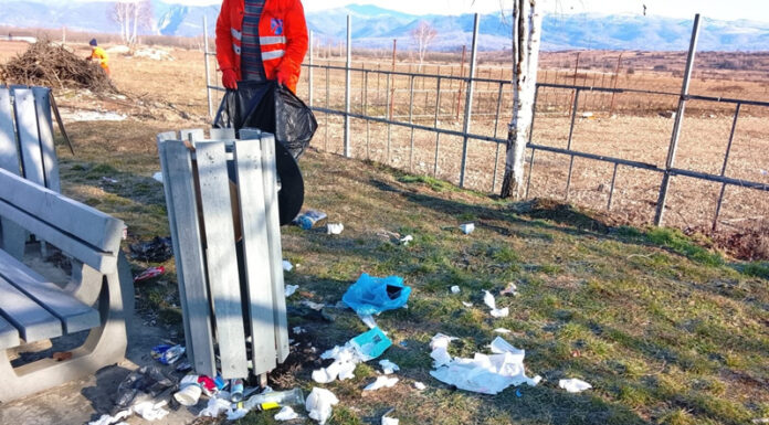 Drumarii, supărați pe gunoaiele menajere aruncate în parcări