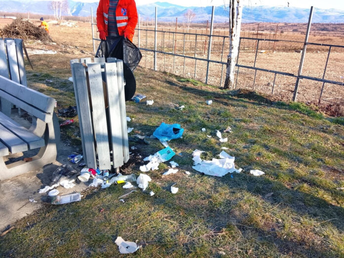 Drumarii, supărați pe gunoaiele menajere aruncate în parcări