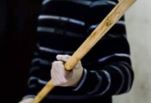 Femeie lovită de soțul ei, cu o bucată de lemn în cap, pentru că nu a făcut curat în casă de 1 Martie! Bărbatul a fost reținut