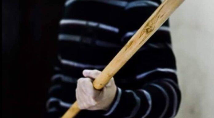 Femeie lovită de soțul ei, cu o bucată de lemn în cap, pentru că nu a făcut curat în casă de 1 Martie! Bărbatul a fost reținut