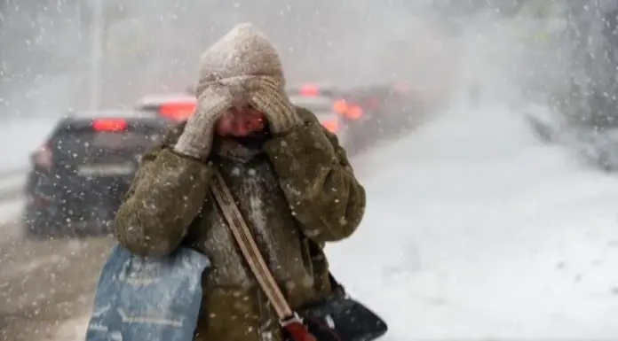 Cod portocaliu de ninsori la munte. Ploi în rest