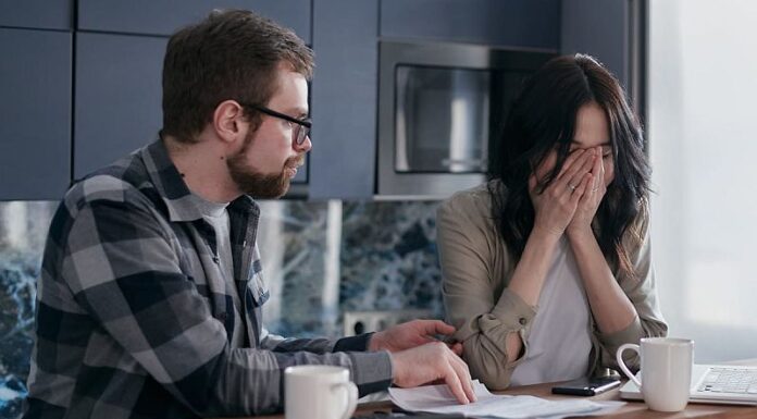 Scumpirile lovesc bugetul familiei, iar tot mai mulți români caută soluții de finanțare