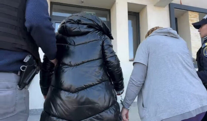 Decizia magistraților pentru târgujiencele reținute după ce au furat produse de înfrumusețare