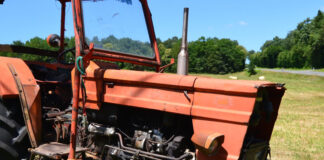 Prins în timp ce conducea un tractor neînmatriculat