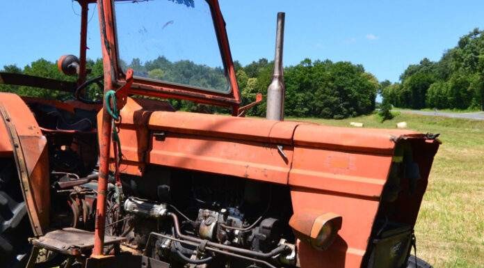 Prins în timp ce conducea un tractor neînmatriculat