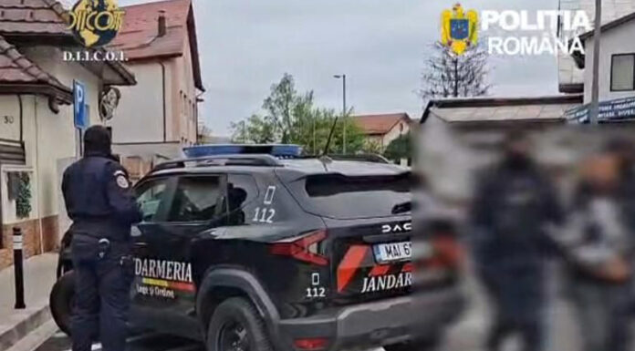 14 persoane arestate după perchezițiile făcute la gruparea care vindea droguri elevilor