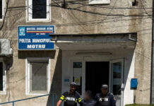 Bărbați acuzați că au îngropat dolari în fața unui bloc din Motru, reținuți pentru un furt colosal