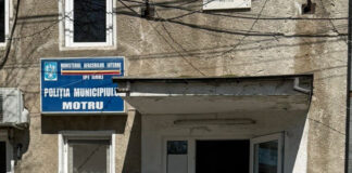 Bărbați acuzați că au îngropat dolari în fața unui bloc din Motru, reținuți pentru un furt colosal
