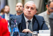 Guvernare cu scandal